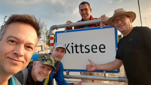 In Kittsee ging’s los: Michael Hess, Ferdinand Reiterits, Michael Kritsch, Wolfgang Sima und Christian Bauer wanderten 225 Kilometer in sechs Tagen. (Bild: Michael Hess)