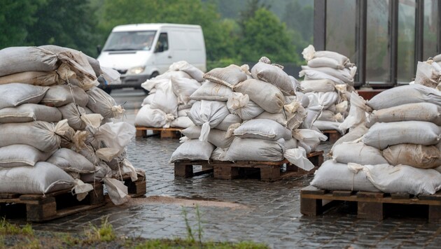 Sandsäcke liegen zur Sicherung gegen Hochwasser bereit. (Bild: APA/dpa/Harald Tittel)
