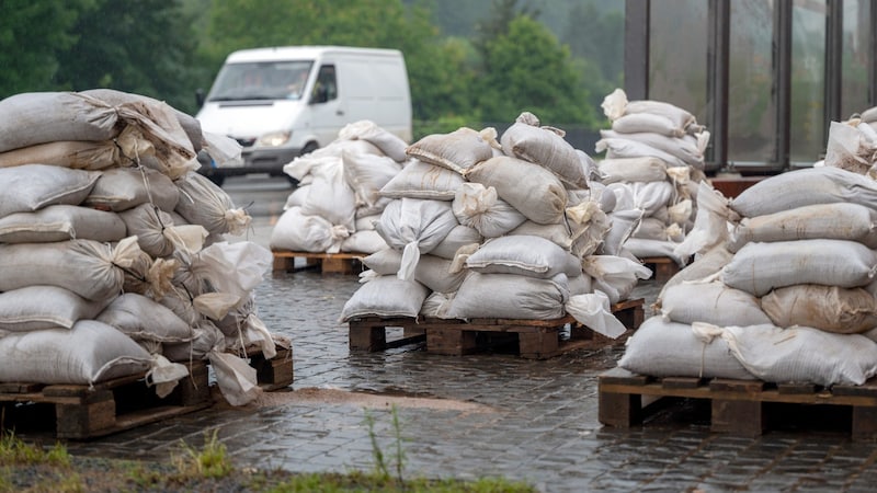 The rumor spread on social media that the population would receive free sandbags from the fire department, and the helpers had to dispel this myth. (Bild: APA/dpa/Harald Tittel)