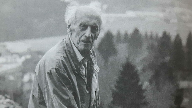 Auch als 90-Jähriger (im Jahr 2011) war Arnold Ronacher noch bei der Holzarbeit anzutreffen. (Bild: Arnold Ronacher - Leben und Auszüge aus dem Werk Verlag Heyn)
