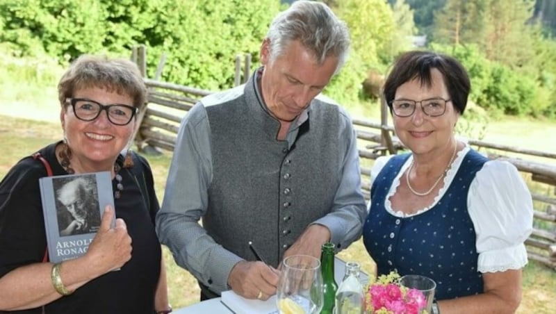 Herwig Ronacher signierte auch Bücher für Ursula Rausch und Annelies Wernitznig. (Bild: Hans Jost)