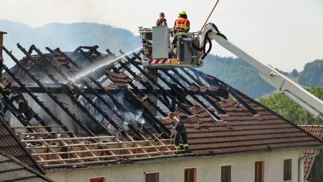 Auch das Wohngebäude in Garsten wurde schwer beschädigt (Bild: laumat.at/Matthias Lauber)