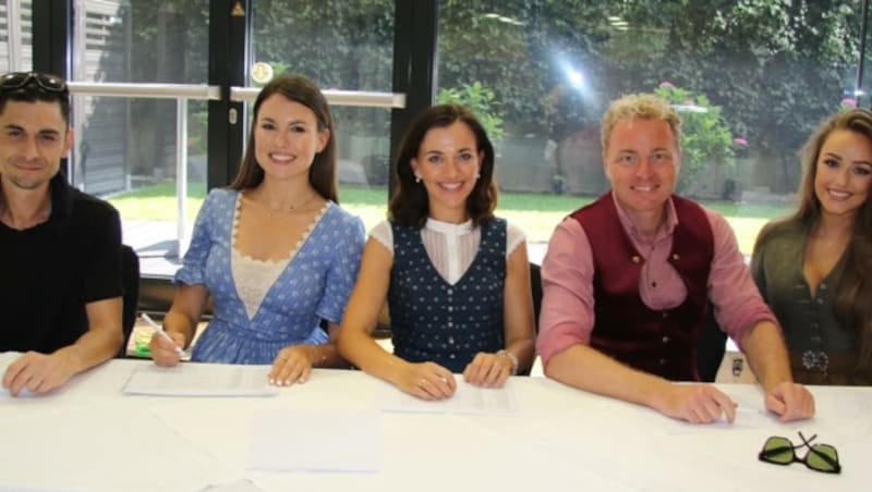 Die Jury mit Top-Fotograf Angelo Lair, Romana Exenberger & Kati Pletzer-Ladurner, Designer Christian Neff und der amtierenden Miss Alpin, Lisa Chitana Harasser (von links). (Bild: HMC Hammann)