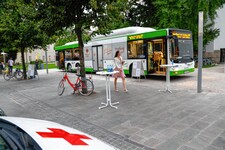 Der Impfbus hält vor dem Festspielhaus. (Bild: Markus Tschepp)