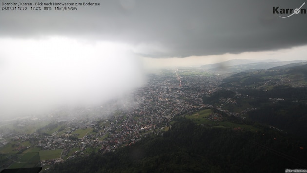 Diese Regenwalze brachte Dornbirn am Samstagabend innerhalb kürzester Zeit fast 30 Liter pro Quadratmeter an Regen. (Bild: foto-webcam.eu)