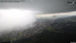 Diese Regenwalze brachte Dornbirn am Samstagabend innerhalb kürzester Zeit fast 30 Liter pro Quadratmeter an Regen. (Bild: foto-webcam.eu)