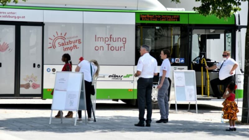 Der Impfbus vor dem Festspielhaus in Salzburg. (Bild: APA/Barbara Gindl)