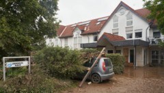 Zwölf Bewohner des Behindertenwohnheimes Lebenshilfe-Haus in Sinzig konnten nicht mehr vor den Fluten der Ahr gerettet werden. (Bild: APA/dpa/Thomas Frey)