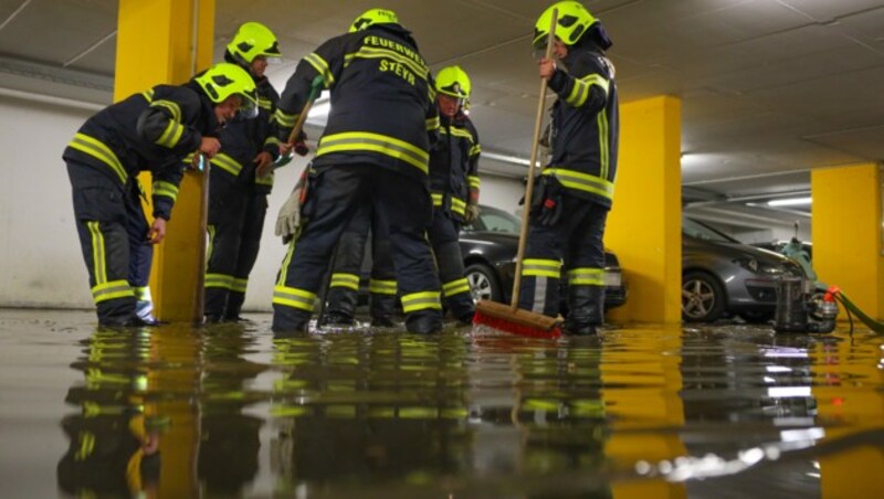 In Steyr waren am Wochenende viele Tiefgaragen überflutet. Die Feuerwehr stand im Dauereinsatz. (Bild: laumat.at/Matthias Lauber)