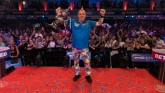 Peter Wright bejubelt seinen Triumph beim World Matchplay. (Bild: LAWRENCE LUSTIG/PDC)