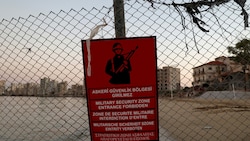 Ein Schild der türkischen Armee im umzäunten Gebiet von Varosha/Maras (Bild: AFP)