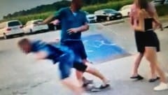 Wilde Szenen auf Video gebannt: Bei dem Streit zwischen seinem Sohn und einem jungen Gast warf der Vater, ein Ex-Polizist, den Widersacher zu Boden. (Bild: Christian Schulter)