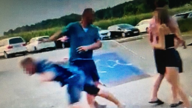 Wilde Szenen auf Video gebannt: Bei dem Streit zwischen seinem Sohn und einem jungen Gast warf der Vater, ein Ex-Polizist, den Widersacher zu Boden. (Bild: Christian Schulter)