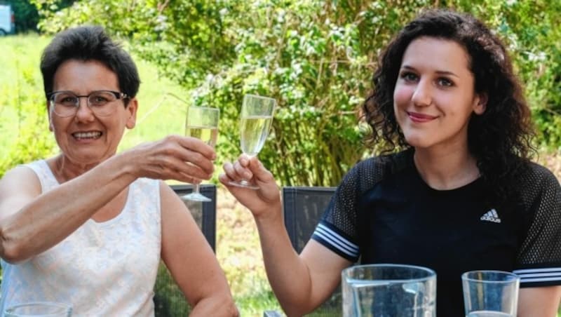 Lokalaugenschein in Niederkreuzstetten nach dem Olympiasieg von Anna Kiesenhofer Auf dem Bild: Annas Mama Christine und Annas Schwester Jutta-Katharina Kiesenhofer (v.l.) (Bild: Urbantschitsch Mario)