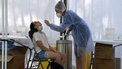 Eine Krankenschwester nimmt in Paris einen Corona-Test vor. (Bild: APA/AFP/BERTRAND GUAY)