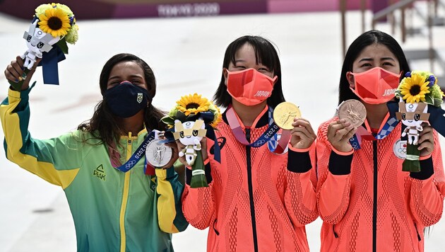 Podium: Rayssa Leal (Silber) aus Brasilien, Japans Momiji Nishiya (Gold) und Japans Funa Nakayama (Bronze). (Bild: AFP)
