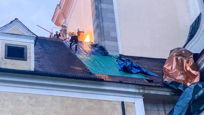 Feuewehrleute am Dach des Stift St. Florian (Bild: APA/TEAM FOTOKERSCHI.AT)