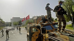 Tunesische Truppen bewachen das Areal rund um das Parlament in Tunis. (Bild: APA/AFP/FETHI BELAID)