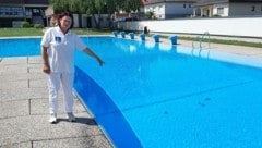 Bademeisterin Edina K. sprang ins Schwimmbecken und zog den 14-Jährigen mithilfe eines Gastes aus dem Wasser. Sofort wurde mit der Reanimation begonnen. (Bild: Schulter Christian)