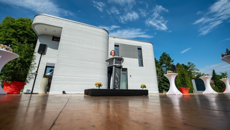 Ina Scharrenbach (CDU), Ministerin für Heimat, Kommunales, Bau und Gleichstellung des Landes Nordrhein-Westfalen bei der Einweihungsfeier (Bild: APA/dpa/Guido Kirchner)