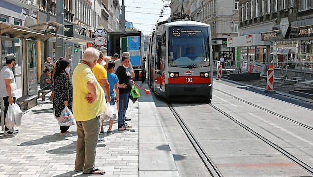 Bei der Straßenbahnhaltestelle der Linie 46 auf der Thaliastraße kommt es derzeit zu längeren Wartezeiten für Fahrgäste. (Bild: Klemens Groh)