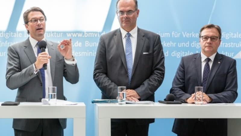 Die Verkehrsminister Scheuer (D, li.) und Reichhardt (Ö, bis 2020) mit LH Platter 2019 in Berlin (Bild: OMER MESSINGER)