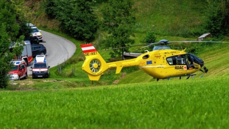 Drei Helikopter aus Suben, Niederösterreich und der Steiermark flogen die Opfer nach Graz und Regensburg. (Bild: FOTOKERSCHI.AT / KERSCHBAUMMAYR)