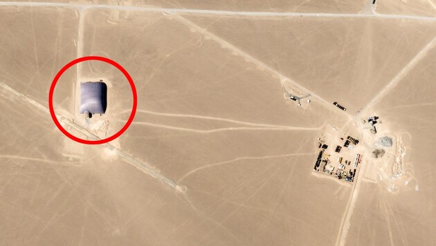 Aufblasbare Kuppelhallen (rot markiert) überdecken den Blick auf vorerst 14 Baustellen für Raketensilos. (Bild: Planet Labs Inc., krone.at-Grafik)