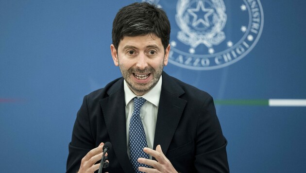 Italiens Gesundheitsminister Roberto Speranza berichtete im Fernsehen, dass die Regierung in Rom die Einführung einer Impfpflicht für das Lehrpersonal prüfe. (Bild: Roberto Monaldo/LaPresse via AP)