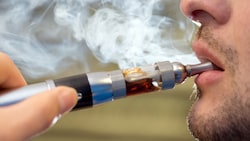 Wer versucht, mit dem Rauchen aufzuhören, sollte einen Bogen um E-Zigaretten machen. (Bild: APA/dpa/Friso Gentsch)