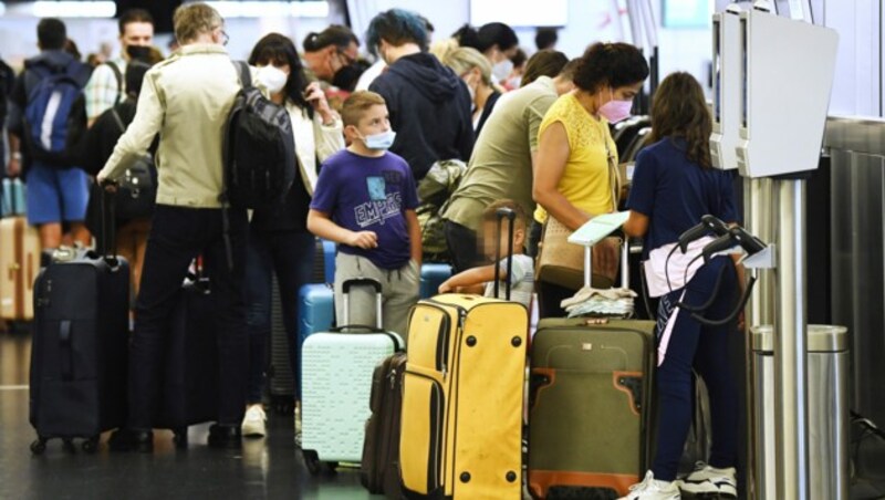 Passagiere am Flughafen Wien-Schwechat (Bild: APA/Robert Jäger)