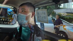 Dem Hongkonger Demokratie-Aktivisten Tong Ying Kit droht lebenslange Haft. (Bild: AP)