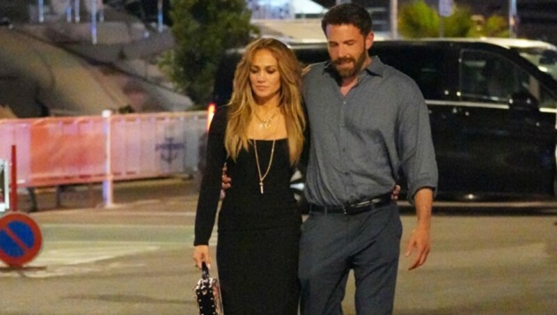 Jennifer Lopez und Ben Affleck Arm in Arm in Saint-Tropez (Bild: www.viennareport.at)