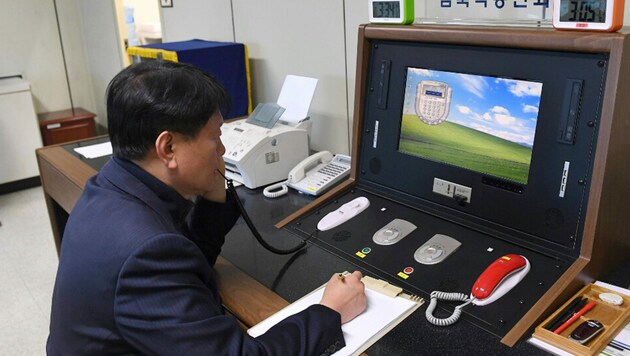 Ein südkoreanischer Beamter spricht über den offiziellen Kommunikationskanal mit Nordkorea. (Bild: AP)