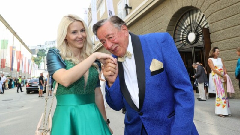 Richard Lugner mit Freundin Simone Reiländer bei den Salzburger Festspielen 2021 (Bild: Franz Neumayr / picturedesk.com)