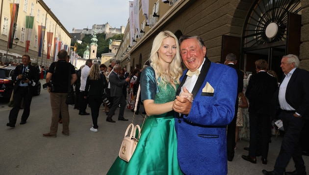 Richard Lugner besuchte mit Freundin Simone Reiländer die Premiere von Don Giovanni im Großen Festspielhaus. (Bild: Franz Neumayr / picturedesk.com)