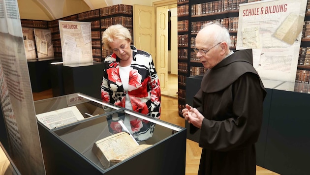 Pater Anton Bruckner führte Landtagspräsidentin Verena Dunst durch die Ausstellung und die Bibliothek im Franziskanerkloster in Güssing. (Bild: Judt Reinhard)