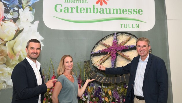 Präsentation Blütenpracht: Messechef Strasser (rechts) mit Projektleiterin Michaela Brunner, Prokurist Thomas Diglas. (Bild: Semrad Gregor)