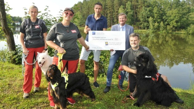 Unterstützung für die Österreichische Hundewasserrettung kommt von Landesrat Gottfried Waldhäusl. (Bild: René Denk)
