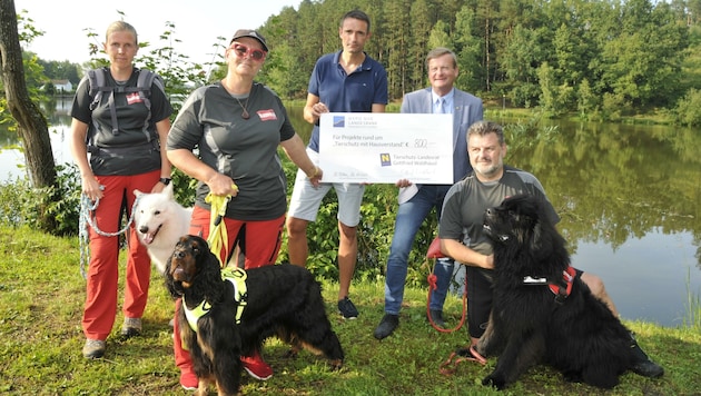 Unterstützung für die Österreichische Hundewasserrettung kommt von Landesrat Gottfried Waldhäusl. (Bild: René Denk)