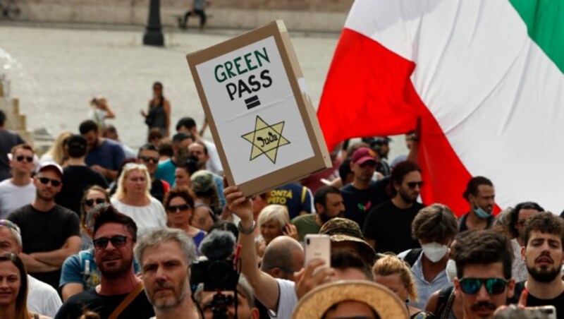 Bei Protesten gegen den Grünen Pass in Rom haben Demonstranten das Eintrittszertifikat mit dem Judenstern im Dritten Reich verglichen. (Bild: AP)