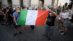 Schon am Samstag gab es in Rom Proteste gegen den Grünen Pass der Regierung. (Bild: AFP)