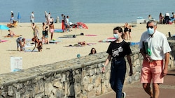 Die Maskenpflicht im Freien war in Frankreich erst Mitte Juni aufgehoben worden. (Bild: AP)