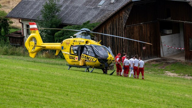 Mit Rettungshelikoptern wurden Kinder und Mutter noch in Kliniken geflogen. (Bild: Kerschbaummayr Werner)