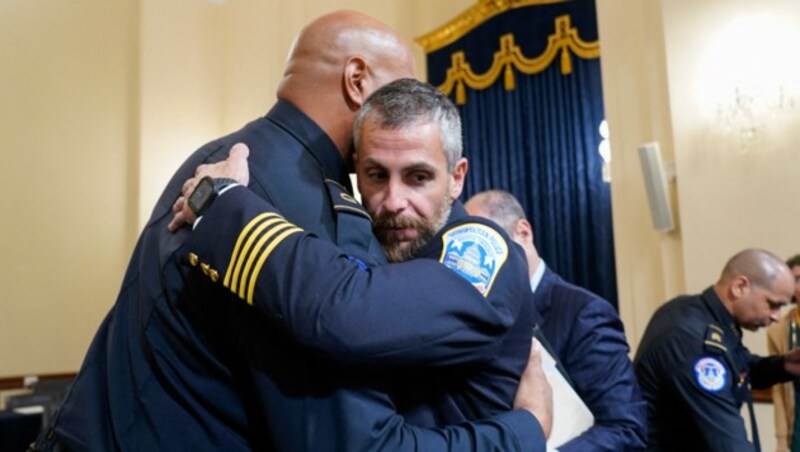 Vor dem Ausschuss des US-Parlaments schilderten Polizist Michael Fanone (r.) traumatisierende Szenen. (Bild: APA/Getty Images via AFP/GETTY IMAGES/POOL)