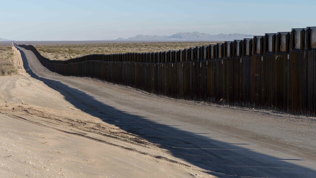So wie der monströse Grenzzaun zwischen den USA und Mexiko soll jener im Burgenland zu Ungarn nicht aussehen. Eine unüberwindbare Barriere fordert Tschürtz dennoch. (Bild: PAUL RATJE)