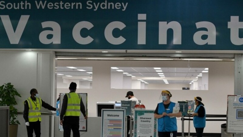 Staff get ready to process residents at a newly opened Covid-19 vaccination centre in a suburb of Sydney on July 26, 2021, as around half of Australia's 25 million largely unvaccinated residents are currently under stay-at-home orders. (Photo by Saeed KHAN / AFP) (Bild: AFP)