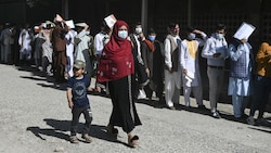 Viele Menschen in Afghanistan wollen das von Konflikten gebeutelte Land verlassen. Vor diesem Passamt in Kabul bilden sich täglich lange Warteschlangen. (Bild: APA/AFP/SAJJAD HUSSAIN)