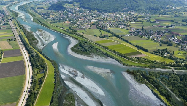 So soll der Rhein nach der Realisierung von Rhesi bei Lustenau aussehen. (Bild: KAPO ZH FLUGBETRIEB, IRR/Hydra)