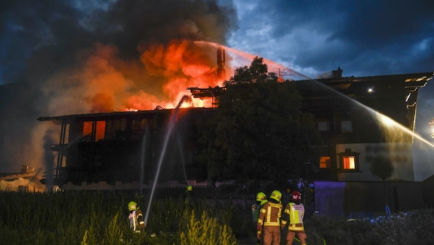 Der hinter Bereich des ehemaligen Hotels wurde ein Raub der Flammen. (Bild: Zeitungsfoto.at)
